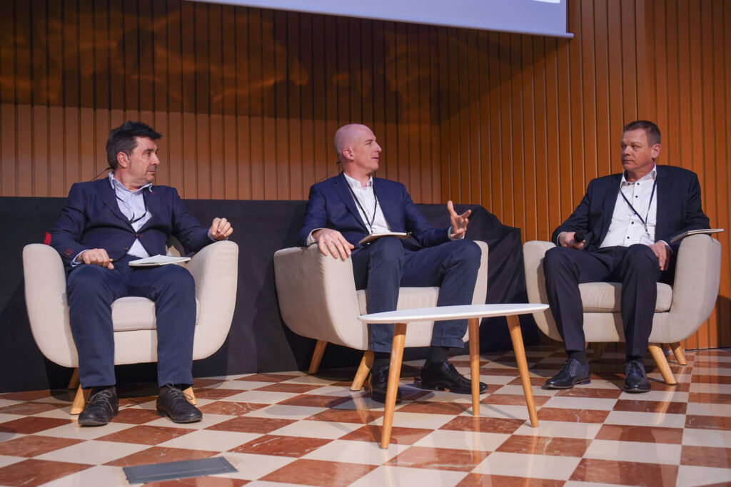 Dirk Schindler(Product Manager Air Operations at Airbus), Jordi Casas (Global Head of R&D at AIMSUN), and Benoît Larrouturou (Expert Urban Mobility, EIT Urban Mobility)